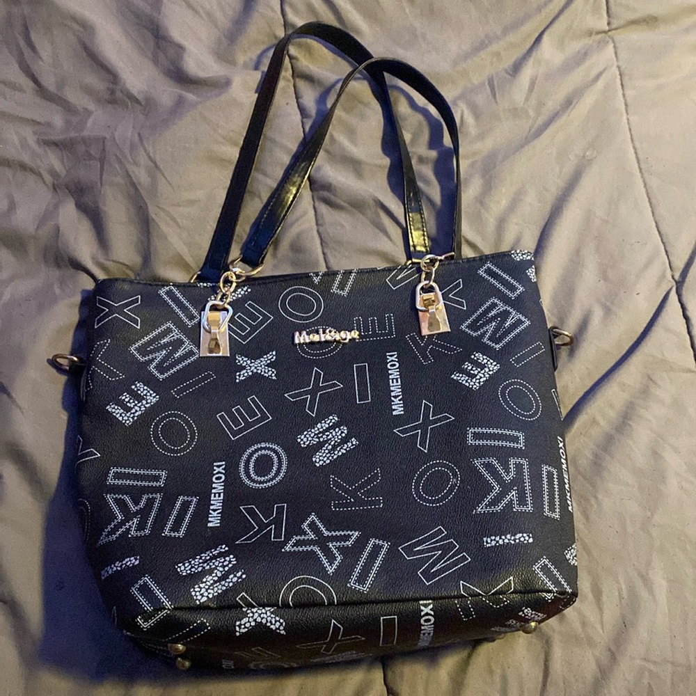 Black tote purse and matching wallet.